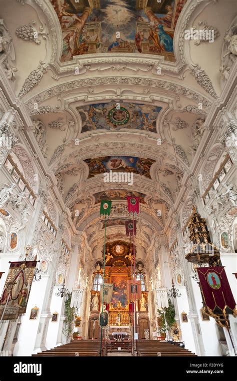 Iglesia Barroca Con Un Altar La Iglesia Parroquial De San Benito