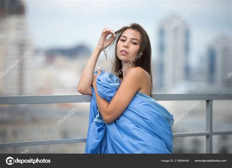 Chica Desnuda Envuelta En Una Manta Se Para En La Terraza Con Vistas A