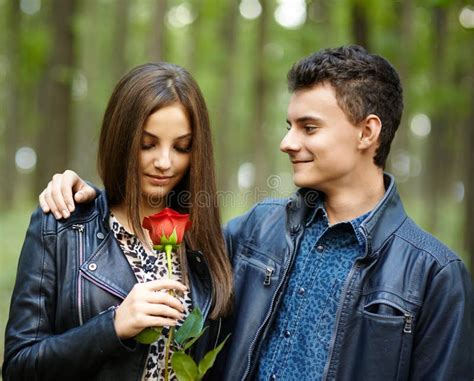 Tiener Die Een Bloem Geven Aan Zijn Meisje Stock Afbeelding Image Of Nadruk Wijfje 45784299