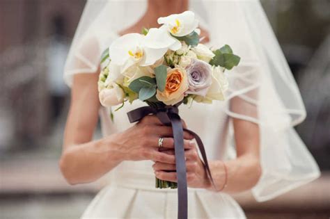 捧花特写图片新娘手拿玫瑰捧花特写素材高清图片摄影照片寻图免费打包下载