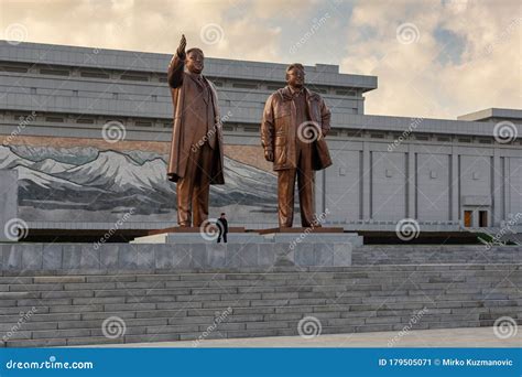 O Grande Monumento Na Colina De Mansu Em Pyongyang Coreia Do Norte