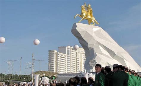 Turkmenistan Unveils Gold Statue of Its President