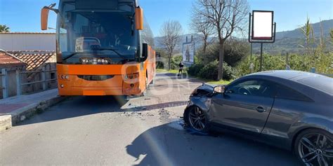 Torrenova Incidente Tra Autobus E Auto Un Ferito Lieve