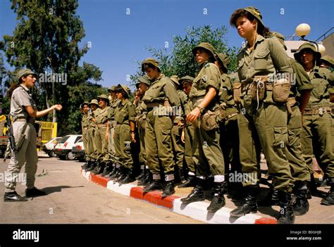 Israeli women soldier hi-res stock photography and images - Alamy