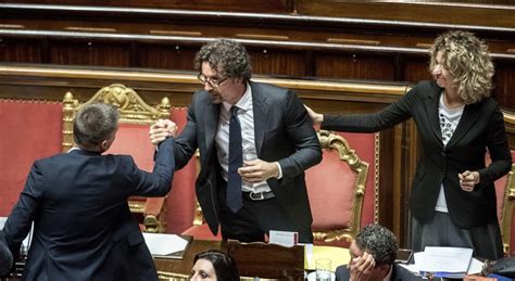 Decreto Genova 10 Senatori M5s Non Votano Anche 8 Della Lega