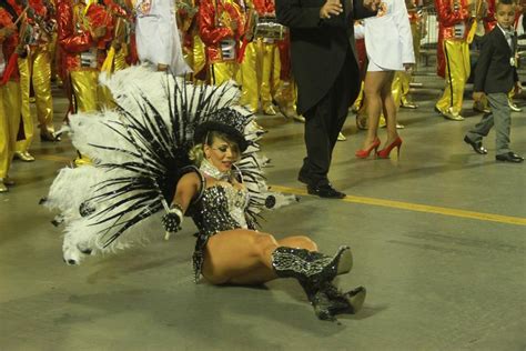 De Calcinha Micro Ex Bbb Fabiana Mostra Partes Ntimas Em Desfile Das