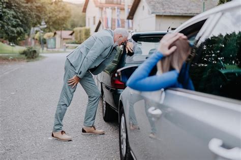 Hombre Mayor Y Mujer Joven Discutiendo Después De Un Accidente De Coche Foto Premium