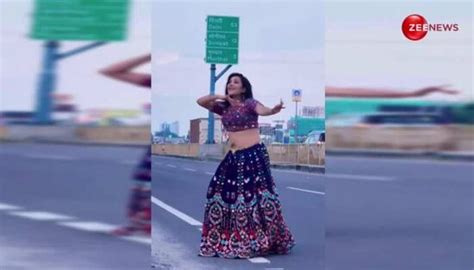 Aaja Ve Mahi Tera Rasta Woman Dance In Lehenga Choli On Delhi Haryana Border आजा वे माही तेरा