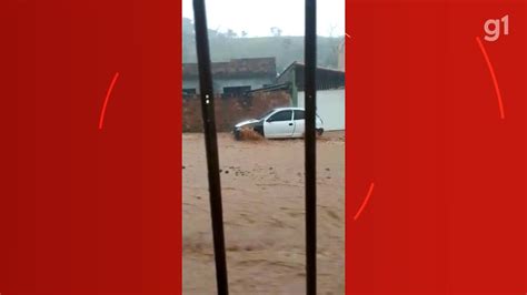 Vídeo Chuva Forte Causa Alagamento Deslizamento De Terra E Arrasta Carro Em Bananal Vale Do