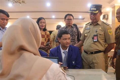 Tingkatkan Partisipasi Pemilih Pemula Pj Bupati Bogor Serahkan Ktp El