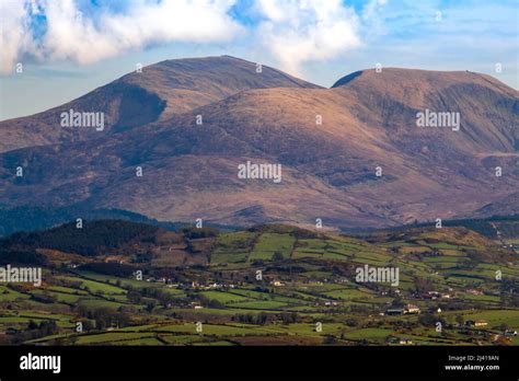 Foto De Las Hermosas Montañas Mourne Con Slieve Donard El Punto Más