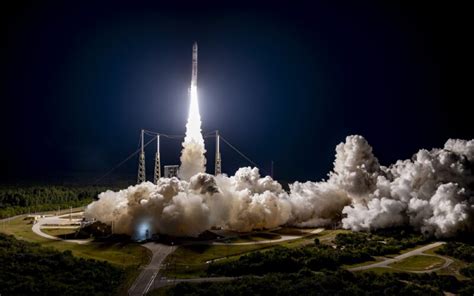 Vulcan rocket launches with Peregrine moon lander onboard