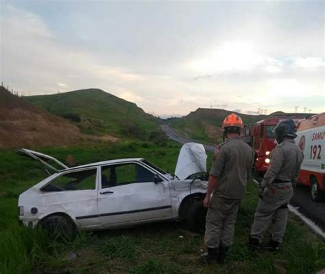 Carro Capota Na Rodovia Do Contorno E Deixa Dois Feridos Em Volta