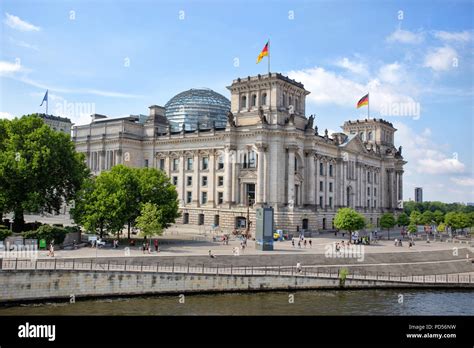 Spree riverside dome berlin -Fotos und -Bildmaterial in hoher Auflösung ...