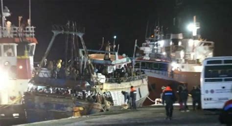 Barcone Con Persone Soccorso Al Largo Di Crotone Lo Sbarco Nella