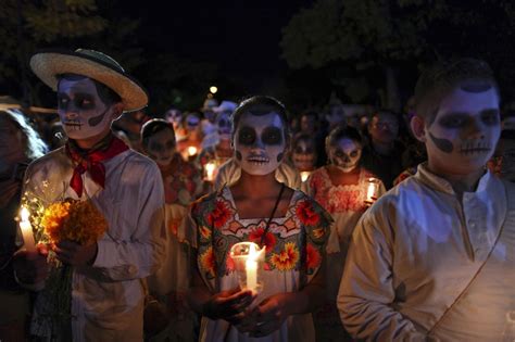 Galer A De Im Genes El D A De Todos Los Santos En Los Cementerios Del