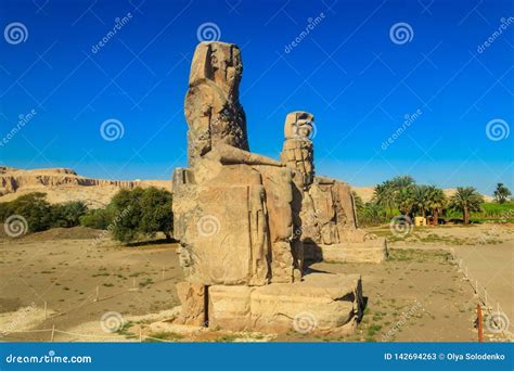 Colosos De Memnon Dos Estatuas De Piedra Masivas Del Fara N Amenhotep