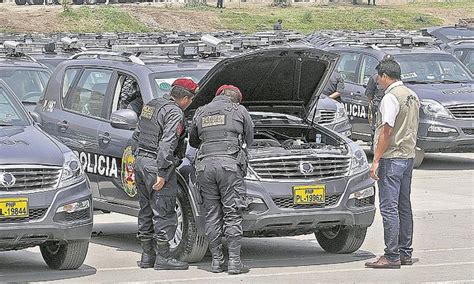 Más de 50 patrulleros de la PNP en el olvido en terreno de Lurín Lima