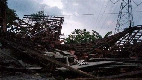 Ngawi Diterjang Angin Puting Beliung Dan Hujan Deras Atap Rumah Warga