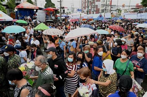 Filipinos flock to cemeteries for All Saints' Day | Philstar.com