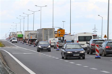 Utrudnienia na trasie Sady Swadzim Samochód uderzył w bariery Głos