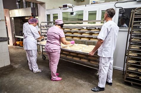 Panadero Profesional En Uniforme Unta Masa De Pan De Mantequilla Para