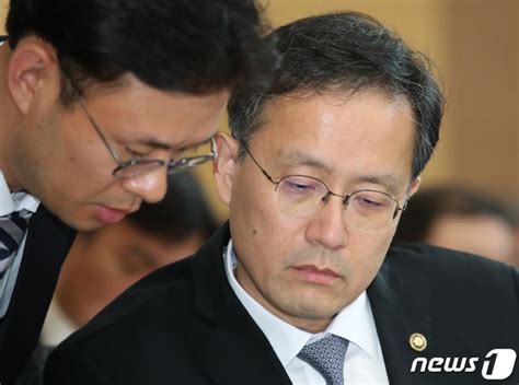 국감 답변자료 살피는 이형일 통계청장 네이트 뉴스