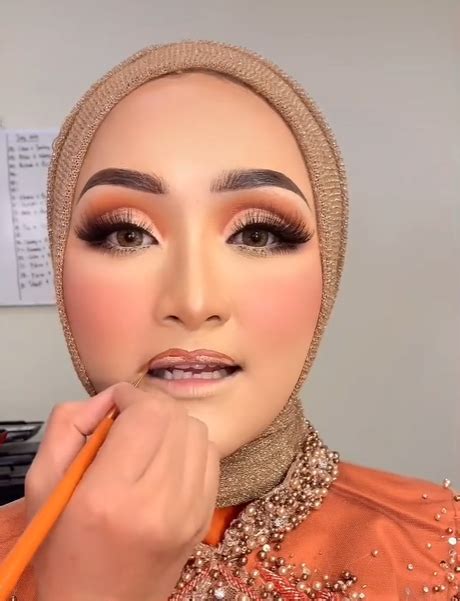 Tutorial Membuat Tampilan Bibir Bold Dengan Lipstik Nude