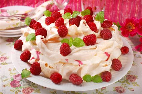 Pavlova Una Torta Acodada Del Merengue Con La Fruta Y La Crema Azotada