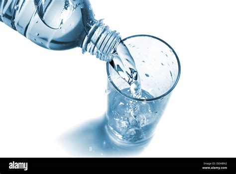 Wasser In Glas Flasche Isoliert Auf Weiss Stockfotografie Alamy