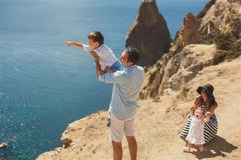 Fam Lia Feliz De Quatro Pessoas Caminhando Nas Montanhas Conceito De