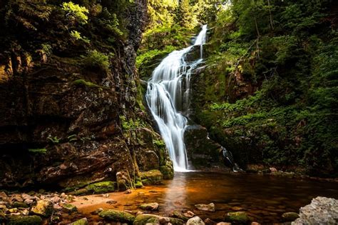 Cascada de montaña en el parque nacional karkonosze en polonia en