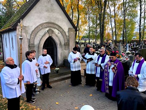 W ŚWIĘTO WSZYSTKICH ŚWIĘTYCH PARAFIA PW WNIEBOWZIĘCIA NMP W STARYCH