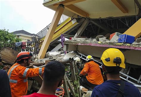 Sismo En Indonesia Deja Ya 37 Muertos Almomento Noticias Información Nacional E Internacional