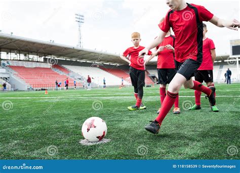 Menino Que Retrocede a Bola Na Prática Do Futebol Imagem de Stock