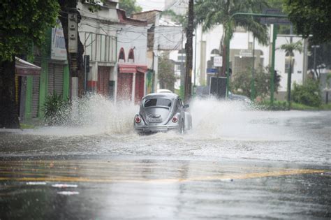 Revoltados Alagamentos Moradores De Austin Rj Invadem Linha De