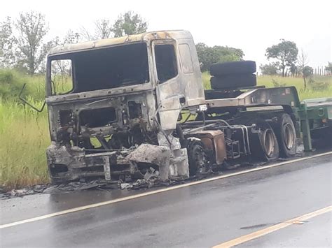 Portal Campo Belo Carreta pega fogo na BR 354 próximo a Campo Belo