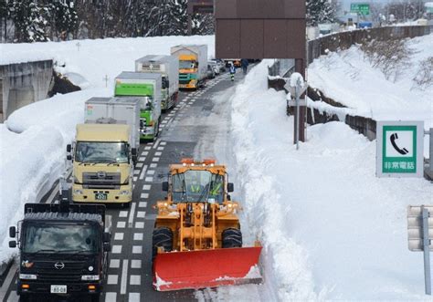 東日本高速判断ミス 後手に回った通行止め、標示も出さず 関越道立ち往生 毎日新聞