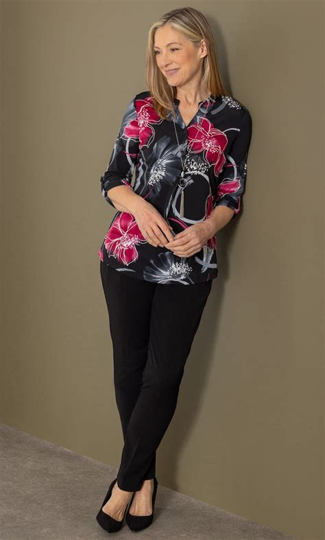 Anna Rose Textured Floral Print Top With Necklace In Multi Klass