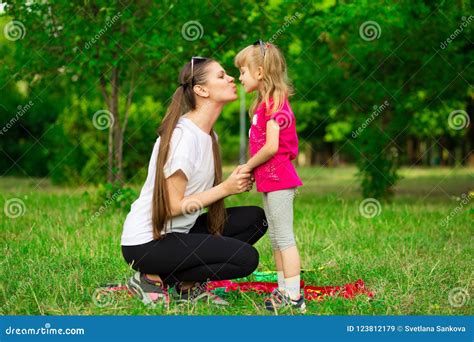 Pequeña Madre Preciosa Del Beso De La Hija Retrato Al Aire Libre De La