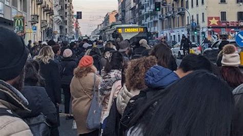 Milano Chiuso Un Tratto Della M Code Infinite Alle Fermate Milano