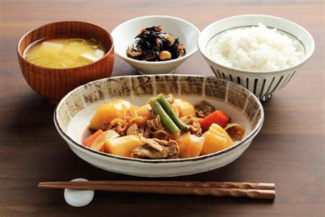 友人が「一人暮らしの自炊はコスパが悪いから毎日外食」と言っているのですが、どう考えても自炊の方がコスパ最強ですよね？「外食」と「自炊」で1ヶ月