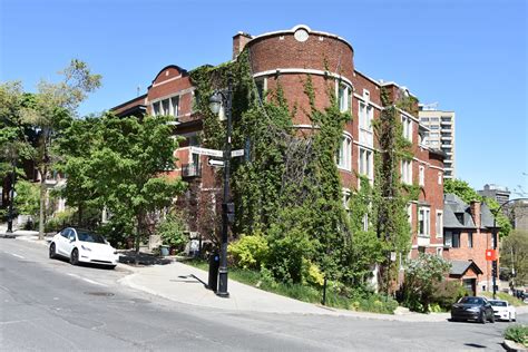 Navigating the busy Métro Côte des Neiges requires these expert tips 8