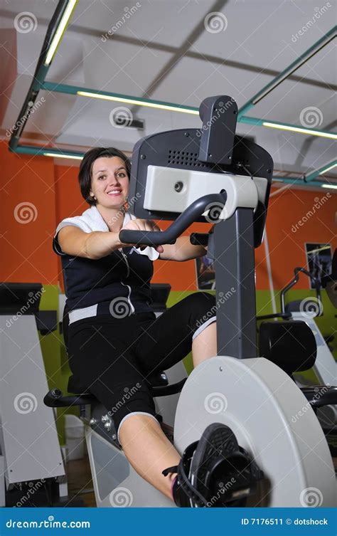 Mujer Joven Que Se Resuelve En Gimnasia Imagen De Archivo Imagen De