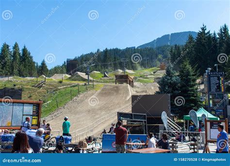 Actividades De Ciclismo De Monta A En El Pueblo De Silbadores