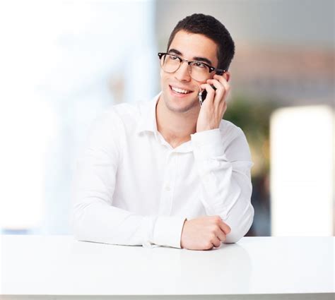 Homem de sorriso que fala no telefone Foto Grátis