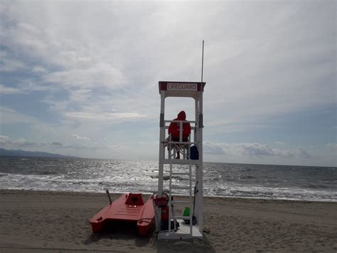 La foto un bagnino solo e infreddolito al Poetto l estate è già