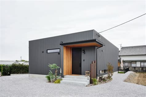 モダンな「平屋×ガルバリウム」の実例｜外壁材の特徴とメリット・デメリット注文住宅ブルーハウス デザイン・性能・リゾートライフ、愛知、名古屋