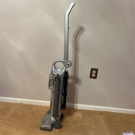 Eureka Bagless Superlite Vacuum B4 Mg