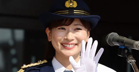 皆藤愛子さん、一日警察署長 交通安全、反射材など市民らに手渡し 毎日新聞